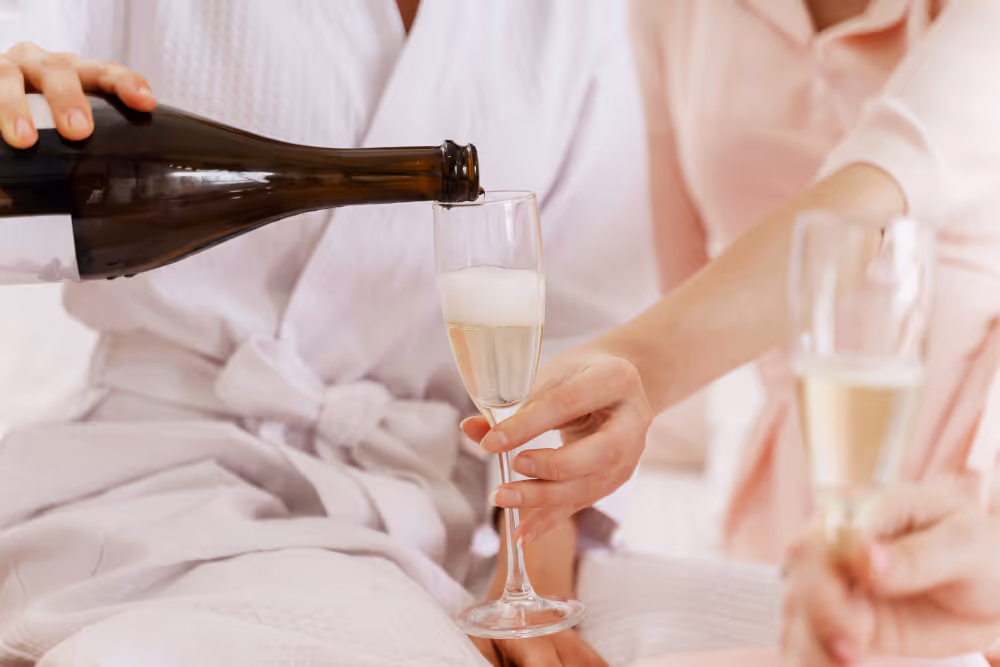 JGA in Oldenburg bei FLOWers Yoga: Sekt einschenken nach dem Yoga-Workshop
