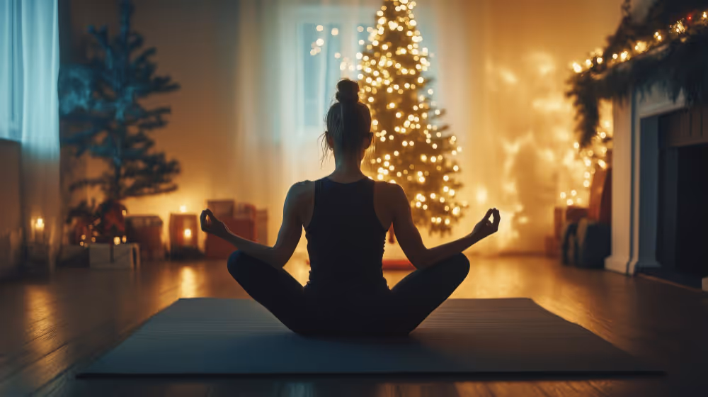 Yoga-Weihnachtsfeier in Oldenburg bei FLOWers Yoga: Frau im Lotussitz