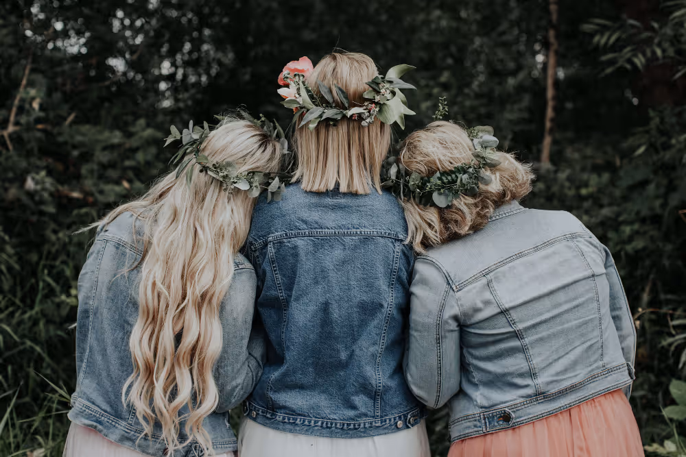 Blumenkranz-Workshop Oldenburg: drei Frauen mit Blumenkraenzen im Freien