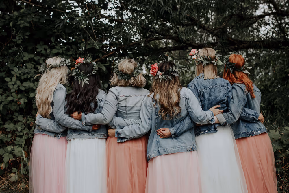 Frauen mit Blumenkraenzen nach dem Workshop in Oldenburg bei FLOWers Yoga