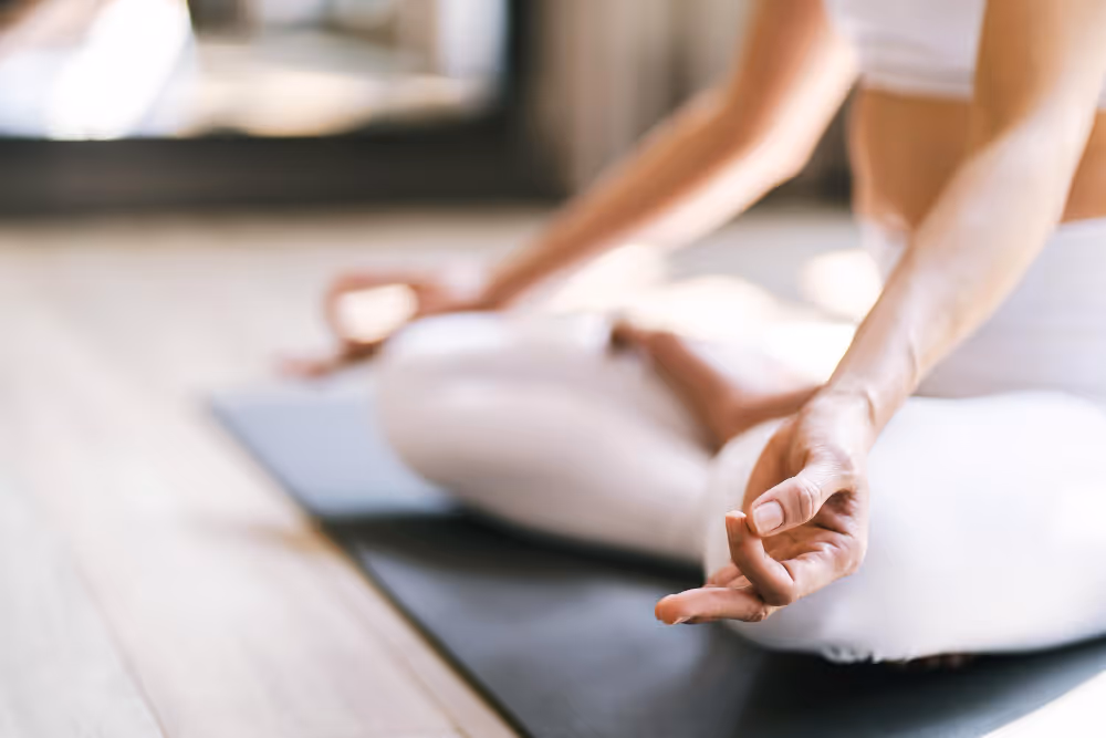 Vinyasa Yoga in Oldenburg: Meditation im Lotussitz bei FLOWers Yoga