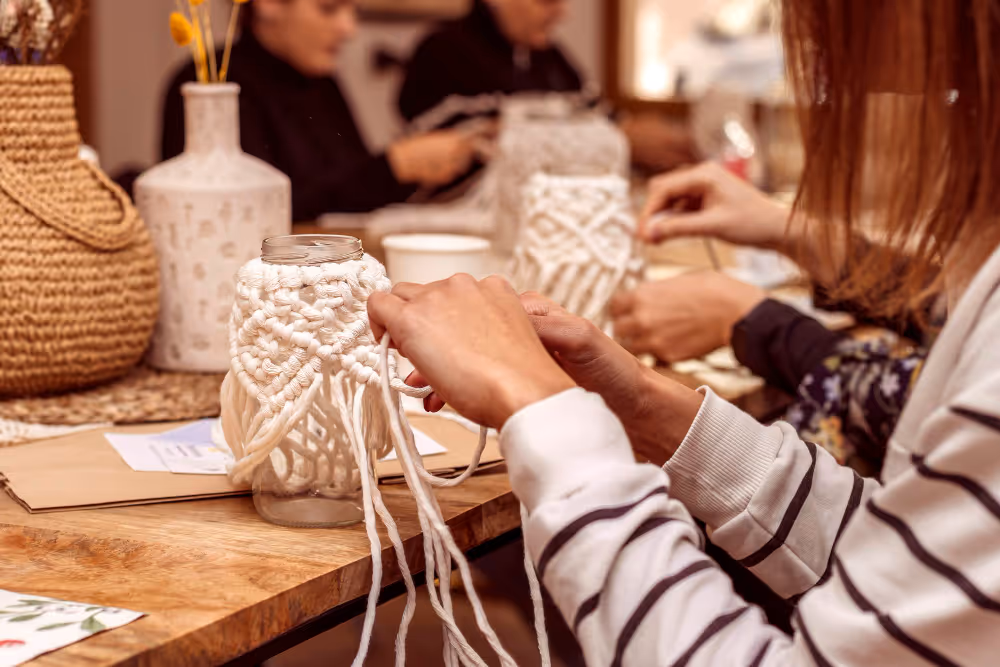 Makramee-Workshop in Oldenburg bei FLOWers Yoga: Knuepfen an Glasgefaess