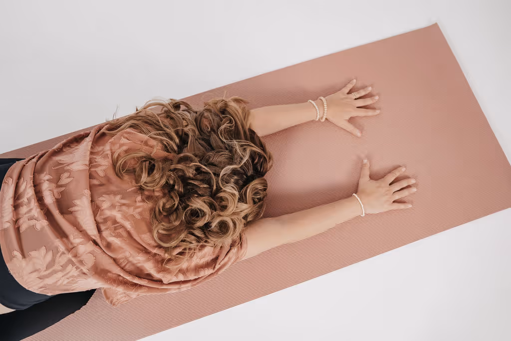 Yogapraxis in Kindhaltung bei FLOWers Yoga Oldenburg