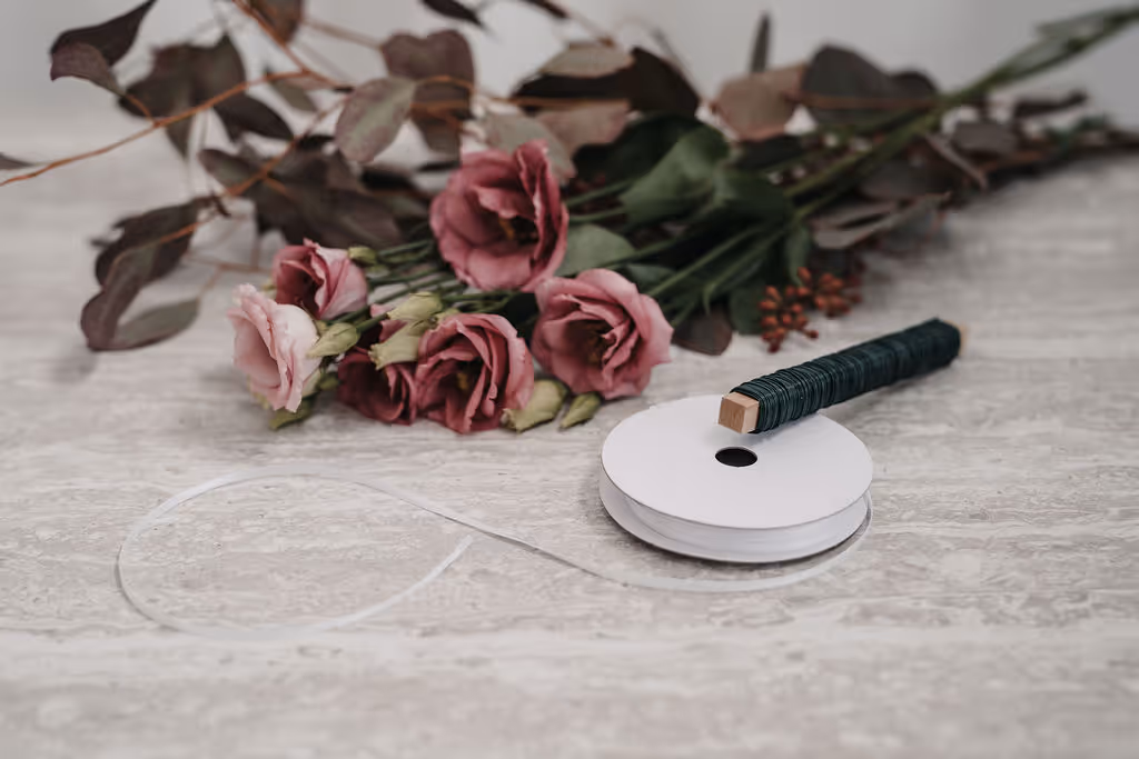 Blumen-Arrangement fuer den Blumenkranz-Workshop bei FLOWers Yoga Oldenburg