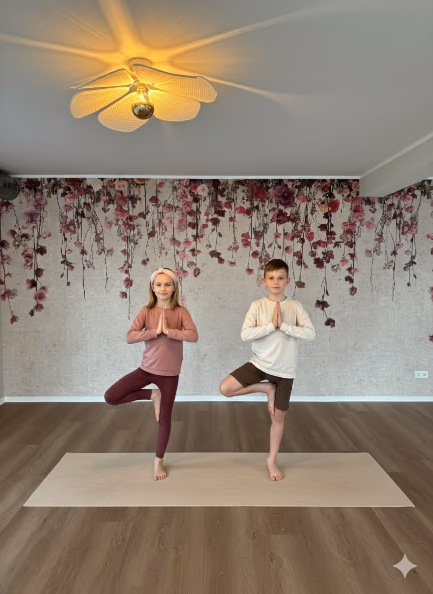 Yoga für Kinder in Oldenburg: Junge und Mädchen in der Baum-Pose bei FLOWers Yoga